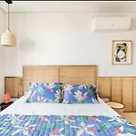 Sunny New Apt In The Old City