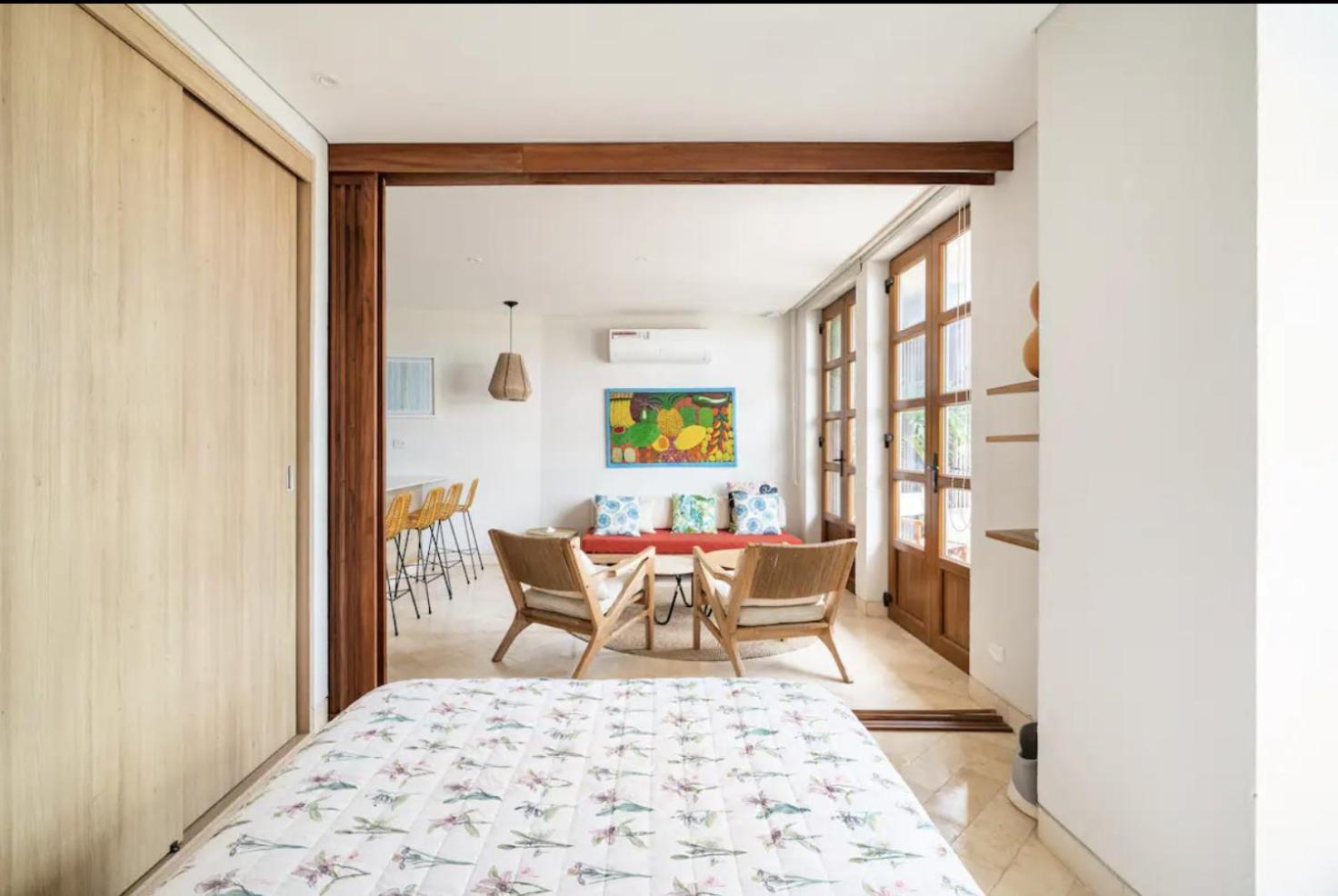 Sunny New In The Old Apartamento